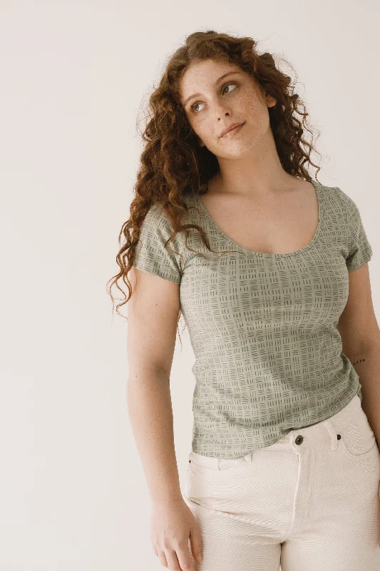 Hilda short sleeved T-shirt in green wicker-- Asymmetrical Pockets Print